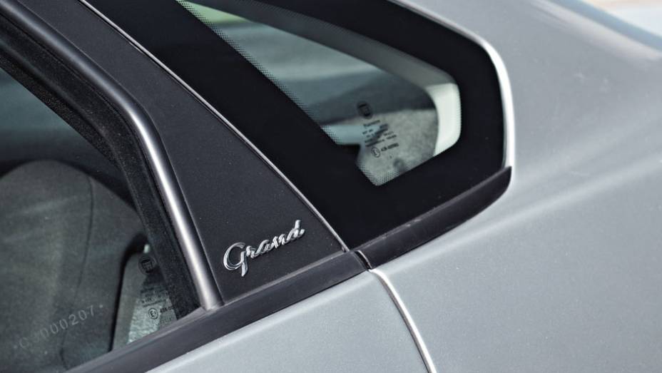 Inscrição "Grand" na coluna da porta | <a href="https://beta-develop.quatrorodas.abril.com.br/carros/testes/fiat-grand-siena-683966.shtml" rel="migration">Leia mais</a> Inscrição "Grand" na coluna da porta | <a href="https://beta-develop.quatrorodas.abril.com.br/carros/testes/fiat-grand-siena-683966.shtml" rel="migration">Leia mais</a>