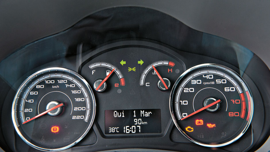 Quadro de instrumentos &eacute; compartilhado com o Palio | <a href="https://beta-develop.quatrorodas.abril.com.br/carros/testes/fiat-grand-siena-683966.shtml" rel="migration">Leia mais</a>