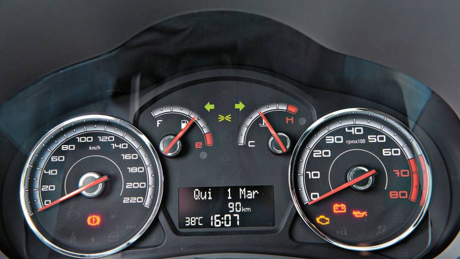 Quadro de instrumentos &eacute; compartilhado com o Palio | <a href="https://beta-develop.quatrorodas.abril.com.br/carros/testes/fiat-grand-siena-683966.shtml" rel="migration">Leia mais</a>