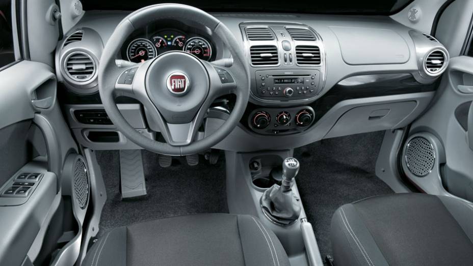 Estrutura do painel &eacute; do Palio, mas h&aacute; 4 sa&iacute;das de ar no centro | <a href="https://beta-develop.quatrorodas.abril.com.br/carros/testes/fiat-grand-siena-683966.shtml" rel="migration">Leia mais</a>