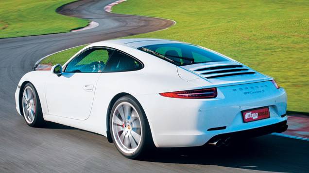 Novas luzes diurnas de led e para-choque redesenhado | <a href="https://beta-develop.quatrorodas.abril.com.br/carros/lancamentos/porsche-911-carrera-s-687122.shtml" rel="migration">Leia mais</a> Novas luzes diurnas de led e para-choque redesenhado | <a href="https://beta-develop.quatrorodas.abril.com.br/carros/lancamentos/porsche-911-carrera-s-687122.shtml" rel="migration">Leia mais</a>