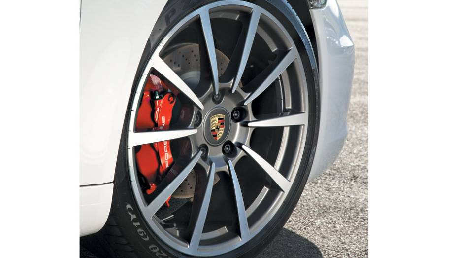 Novas rodas de aro 20 deixam as pinças de freio à mostra | <a href="https://beta-develop.quatrorodas.abril.com.br/carros/lancamentos/porsche-911-carrera-s-687122.shtml" rel="migration">Leia mais</a>