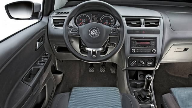 A versão BlueMotion tem acabamento de console e painel na exclusiva cor Dark Gray | <a href="https://beta-develop.quatrorodas.abril.com.br/carros/lancamentos/vw-fox-bluemotion-687433.shtml" rel="migration">Leia mais</a> A versão BlueMotion tem acabamento de console e painel na exclusiva cor Dark Gray | <a href="https://beta-develop.quatrorodas.abril.com.br/carros/lancamentos/vw-fox-bluemotion-687433.shtml" rel="migration">Leia mais</a>