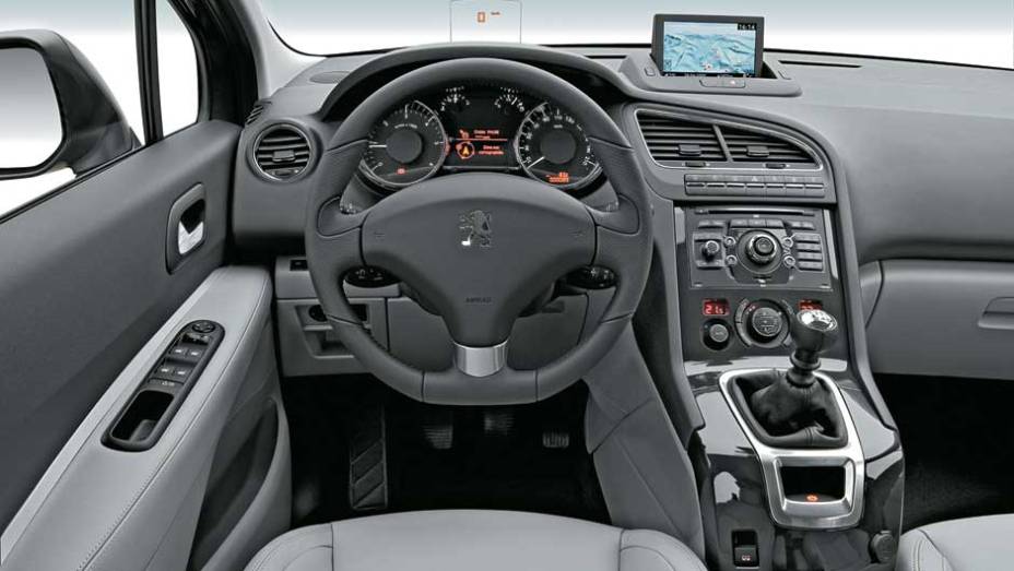 Console alto deixa o câmbio mais próximo da mão do motorista | <a href="https://beta-develop.quatrorodas.abril.com.br/carros/impressoes/peugeot-5008-693468.shtml" rel="migration">Leia mais</a>