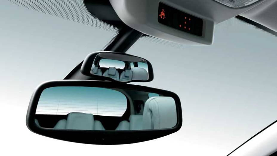 Espelhinho ajuda a controlar as crianças | <a href="https://beta-develop.quatrorodas.abril.com.br/carros/impressoes/peugeot-5008-693468.shtml" rel="migration">Leia mais</a>