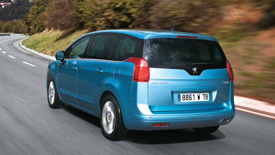 A traseira do 5008 é bem diferente do seu irmão de plataforma 3008 | <a href="https://beta-develop.quatrorodas.abril.com.br/carros/impressoes/peugeot-5008-693468.shtml" rel="migration">Leia mais</a>