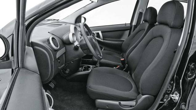 Engenharia brasileira alterou o acabamento interno... | <a href="https://beta-develop.quatrorodas.abril.com.br/salao-do-automovel/2012/carros/j2-703930.shtml" rel="migration">Leia mais</a>