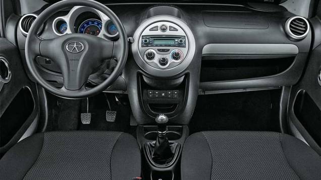 Painel n&atilde;o tem porta-luvas, apenas um compartimento aberto. Sa&iacute;da de ar central &eacute; fixa e n&atilde;o est&aacute; bem posicionada | <a href="https://beta-develop.quatrorodas.abril.com.br/salao-do-automovel/2012/carros/j2-703930.shtml" rel="migration">Leia mais</a>