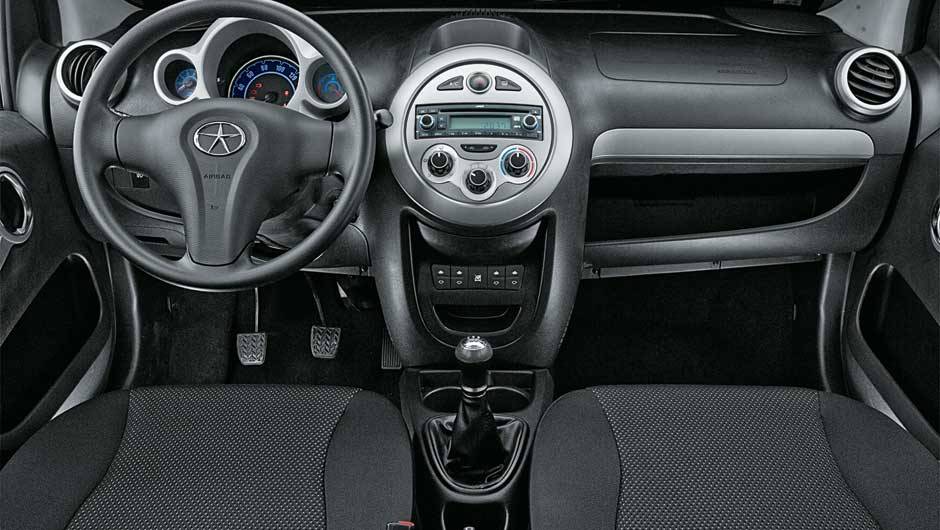 Painel não tem porta-luvas, apenas um compartimento aberto. Saída de ar central é fixa e não está bem posicionada | <a href="https://beta-develop.quatrorodas.abril.com.br/salao-do-automovel/2012/carros/j2-703930.shtml" rel="migration">Leia mais</a> Painel não tem porta-luvas, apenas um compartimento aberto. Saída de ar central é fixa e não está bem posicionada | <a href="https://beta-develop.quatrorodas.abril.com.br/salao-do-automovel/2012/carros/j2-703930.shtml" rel="migration">Leia mais</a>