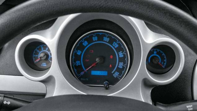 Grafismo do quadro de instrumentos ser&aacute; modificado para o Brasil | <a href="https://beta-develop.quatrorodas.abril.com.br/salao-do-automovel/2012/carros/j2-703930.shtml" rel="migration">Leia mais</a>
