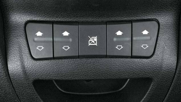 Bot&otilde;es no painel controlam o acionamento dos vidros | <a href="https://beta-develop.quatrorodas.abril.com.br/salao-do-automovel/2012/carros/j2-703930.shtml" rel="migration">Leia mais</a>