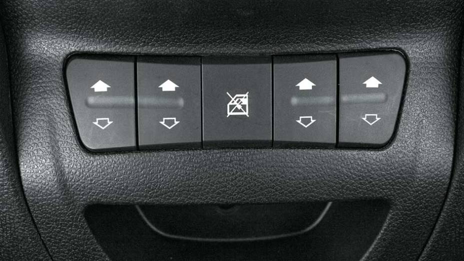 Botões no painel controlam o acionamento dos vidros | <a href="https://beta-develop.quatrorodas.abril.com.br/salao-do-automovel/2012/carros/j2-703930.shtml" rel="migration">Leia mais</a> Botões no painel controlam o acionamento dos vidros | <a href="https://beta-develop.quatrorodas.abril.com.br/salao-do-automovel/2012/carros/j2-703930.shtml" rel="migration">Leia mais</a>