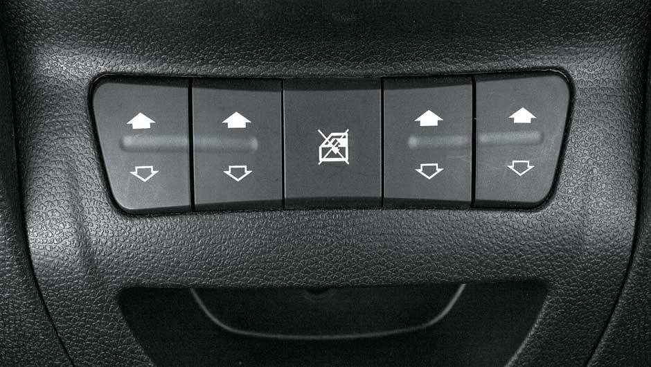 Botões no painel controlam o acionamento dos vidros | <a href="https://beta-develop.quatrorodas.abril.com.br/salao-do-automovel/2012/carros/j2-703930.shtml" rel="migration">Leia mais</a> Botões no painel controlam o acionamento dos vidros | <a href="https://beta-develop.quatrorodas.abril.com.br/salao-do-automovel/2012/carros/j2-703930.shtml" rel="migration">Leia mais</a>