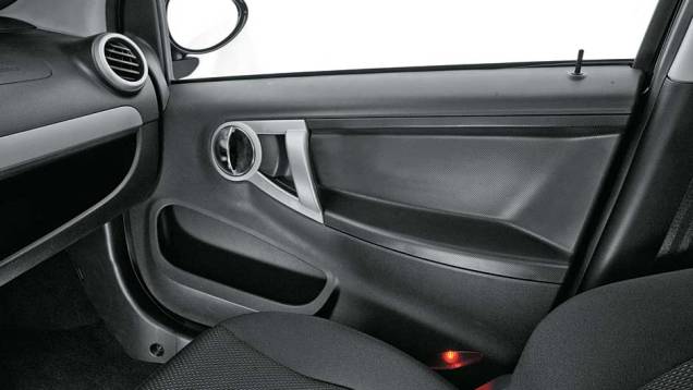 Porta tem acabamento de pl&aacute;stico e apliques pintados | <a href="https://beta-develop.quatrorodas.abril.com.br/salao-do-automovel/2012/carros/j2-703930.shtml" rel="migration">Leia mais</a>