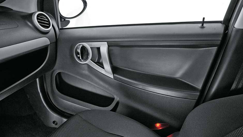 Porta tem acabamento de pl&aacute;stico e apliques pintados | <a href="https://beta-develop.quatrorodas.abril.com.br/salao-do-automovel/2012/carros/j2-703930.shtml" rel="migration">Leia mais</a>