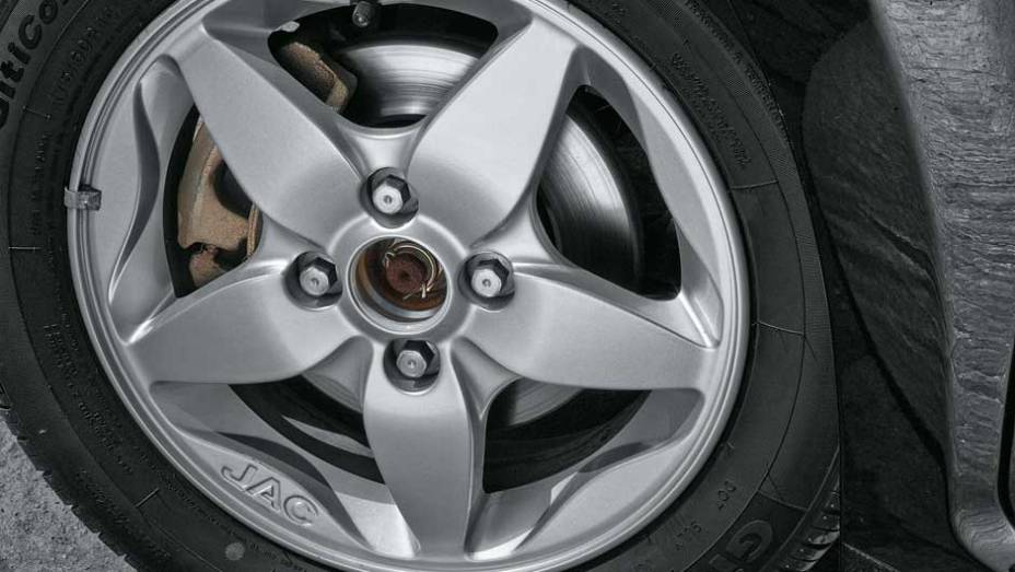 Rodas de liga são de série | <a href="https://beta-develop.quatrorodas.abril.com.br/salao-do-automovel/2012/carros/j2-703930.shtml" rel="migration">Leia mais</a> Rodas de liga são de série | <a href="https://beta-develop.quatrorodas.abril.com.br/salao-do-automovel/2012/carros/j2-703930.shtml" rel="migration">Leia mais</a>