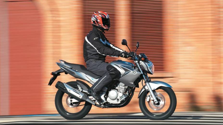 Visualmente, a cor prata e o adesivo identificam a versão | <a href="https://beta-develop.quatrorodas.abril.com.br/moto/testes/yamaha-ys-250-fazer-blueflex-701446.shtml" rel="migration">Leia mais</a>