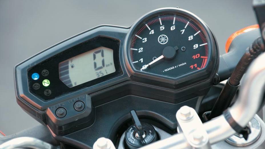 Painel da Fazer é o mais bonito da categoria, agora com luzes de controle do sistema flex | <a href="https://beta-develop.quatrorodas.abril.com.br/moto/testes/yamaha-ys-250-fazer-blueflex-701446.shtml" rel="migration">Leia mais</a>