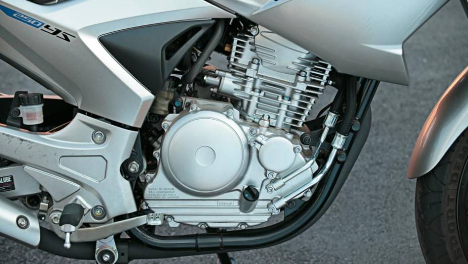 Motor 250 tem potência igual usando álcool | <a href="https://beta-develop.quatrorodas.abril.com.br/moto/testes/yamaha-ys-250-fazer-blueflex-701446.shtml" rel="migration">Leia mais</a>