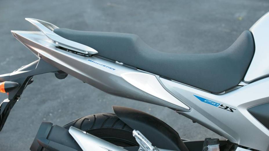 Adesivo na lateral da rabeta indica Blueflex | <a href="https://beta-develop.quatrorodas.abril.com.br/moto/testes/yamaha-ys-250-fazer-blueflex-701446.shtml" rel="migration">Leia mais</a>