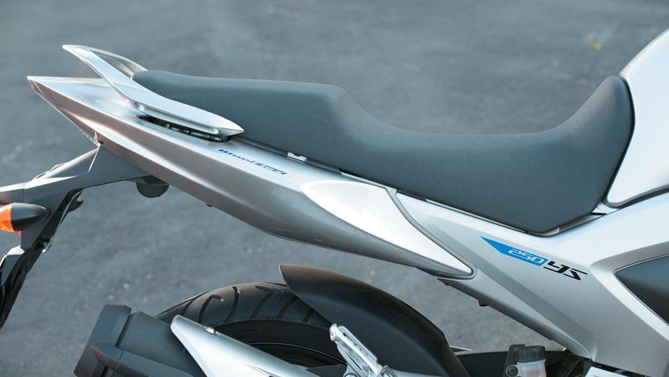 Adesivo na lateral da rabeta indica Blueflex | <a href="https://beta-develop.quatrorodas.abril.com.br/moto/testes/yamaha-ys-250-fazer-blueflex-701446.shtml" rel="migration">Leia mais</a>