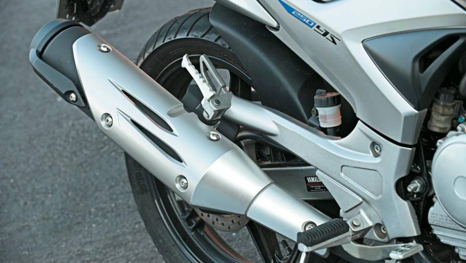 Cobertura da ponteira de escape é plástica | <a href="https://beta-develop.quatrorodas.abril.com.br/moto/testes/yamaha-ys-250-fazer-blueflex-701446.shtml" rel="migration">Leia mais</a>