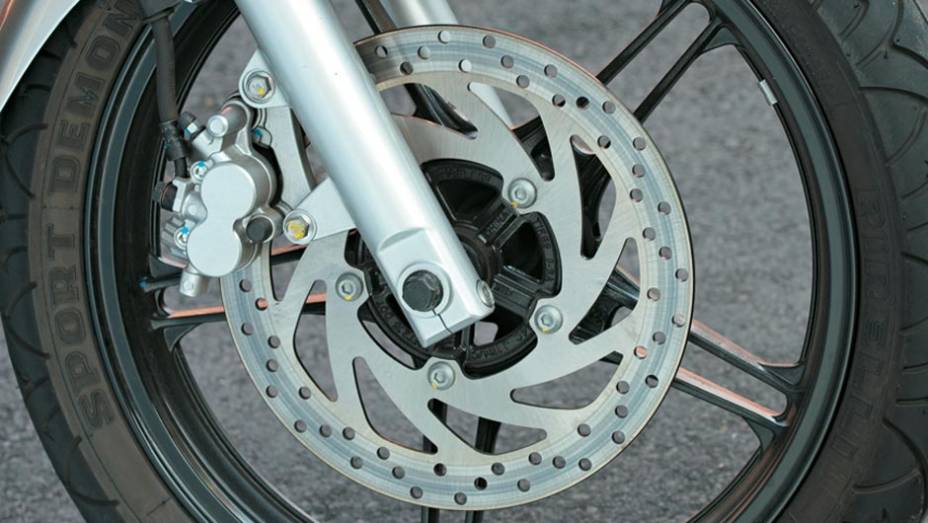 Pinças duplas e rodas de liga leve na frente | <a href="https://beta-develop.quatrorodas.abril.com.br/moto/testes/yamaha-ys-250-fazer-blueflex-701446.shtml" rel="migration">Leia mais</a>
