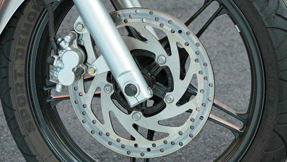 Pinças duplas e rodas de liga leve na frente | <a href="https://beta-develop.quatrorodas.abril.com.br/moto/testes/yamaha-ys-250-fazer-blueflex-701446.shtml" rel="migration">Leia mais</a>