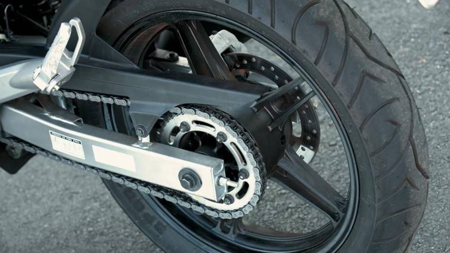 Balança traseira simples e disco traseiro | <a href="https://beta-develop.quatrorodas.abril.com.br/moto/testes/yamaha-ys-250-fazer-blueflex-701446.shtml" rel="migration">Leia mais</a>