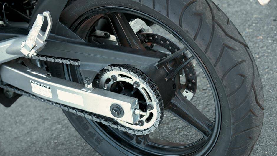 Balança traseira simples e disco traseiro | <a href="https://beta-develop.quatrorodas.abril.com.br/moto/testes/yamaha-ys-250-fazer-blueflex-701446.shtml" rel="migration">Leia mais</a>