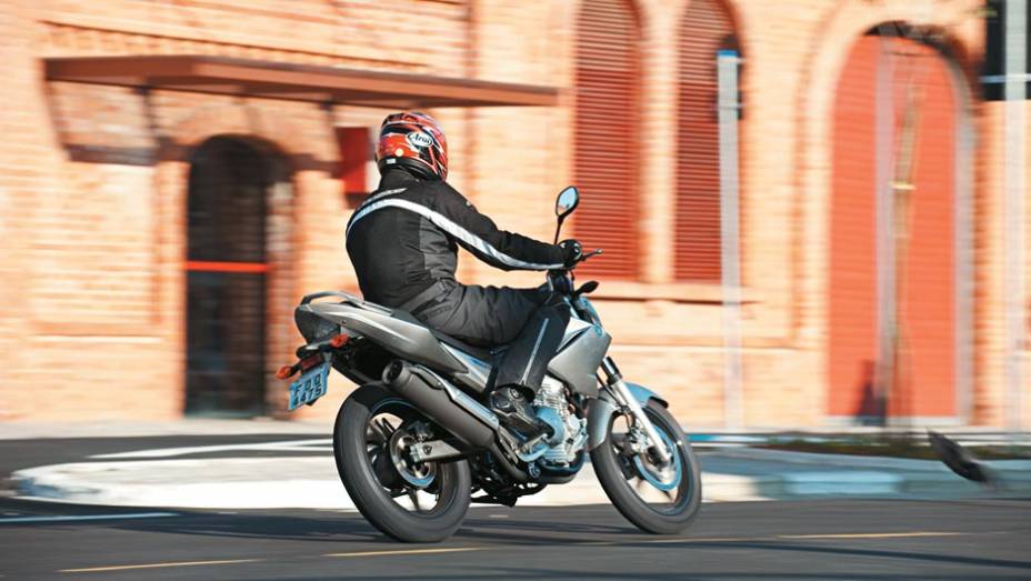 Ideal para a cidade, a Fazer 250 agora tem a vantagem de ser ambientalmente amigável | <a href="https://beta-develop.quatrorodas.abril.com.br/moto/testes/yamaha-ys-250-fazer-blueflex-701446.shtml" rel="migration">Leia mais</a>