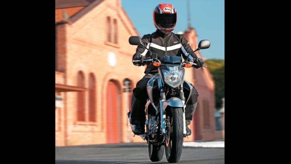 Farol de escudo mantém visual da urbana bem atual | <a href="https://beta-develop.quatrorodas.abril.com.br/moto/testes/yamaha-ys-250-fazer-blueflex-701446.shtml" rel="migration">Leia mais</a>