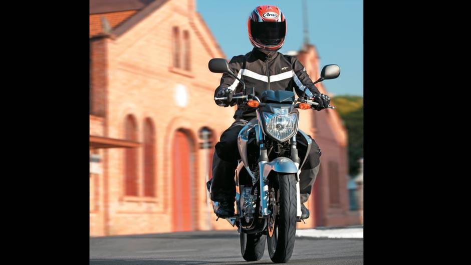 Farol de escudo mant&eacute;m visual da urbana bem atual | <a href="https://beta-develop.quatrorodas.abril.com.br/moto/testes/yamaha-ys-250-fazer-blueflex-701446.shtml" rel="migration">Leia mais</a>