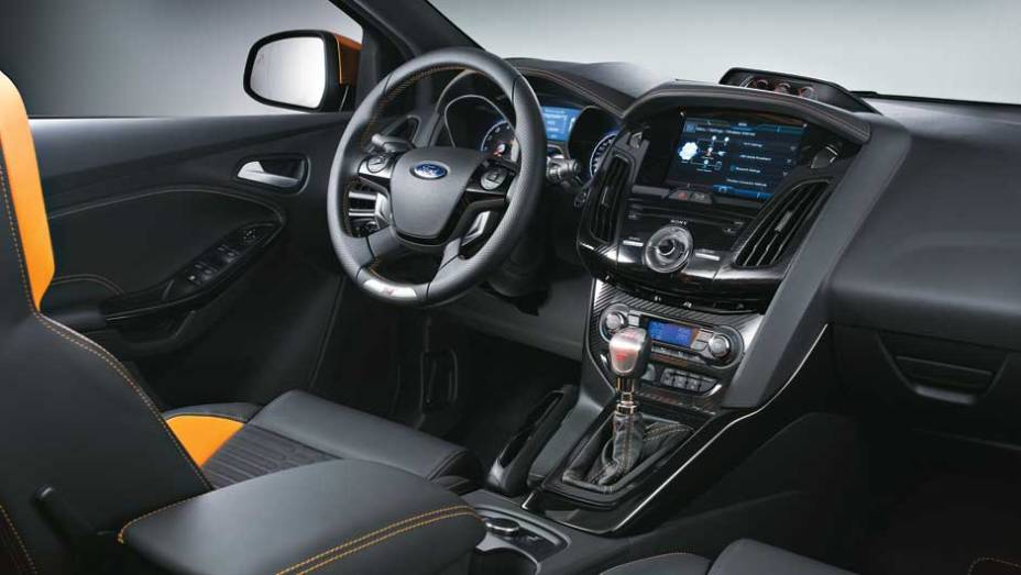 No interior predomina o couro cinza, com costuras amarelas e apliques de fibra de carbono | <a href="https://beta-develop.quatrorodas.abril.com.br/carros/impressoes/ford-focus-st-696459.shtml" rel="migration">Leia mais</a>