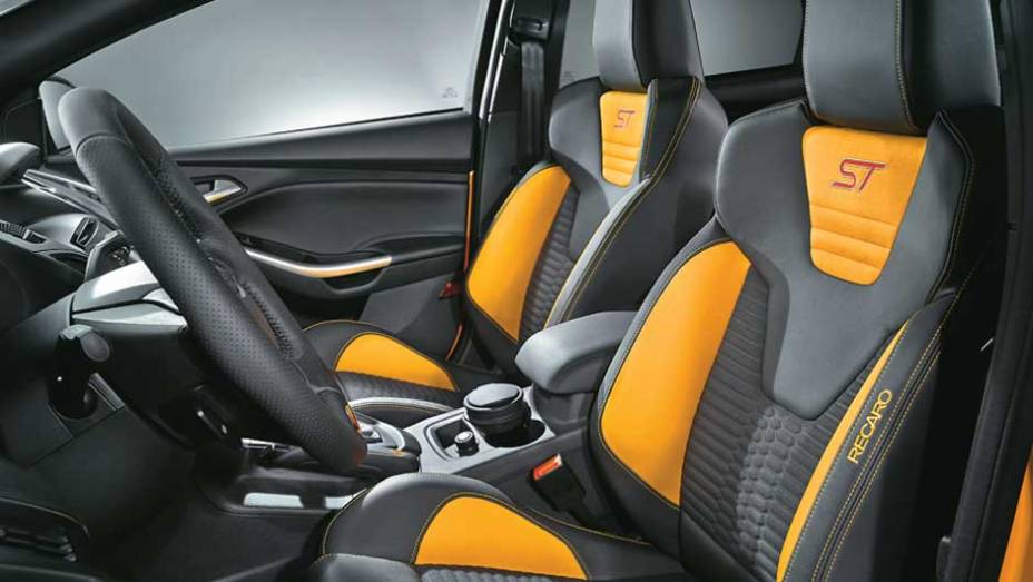 Bancos envolventes recaro com apoio de cabeça fixo | <a href="https://beta-develop.quatrorodas.abril.com.br/carros/impressoes/ford-focus-st-696459.shtml" rel="migration">Leia mais</a>