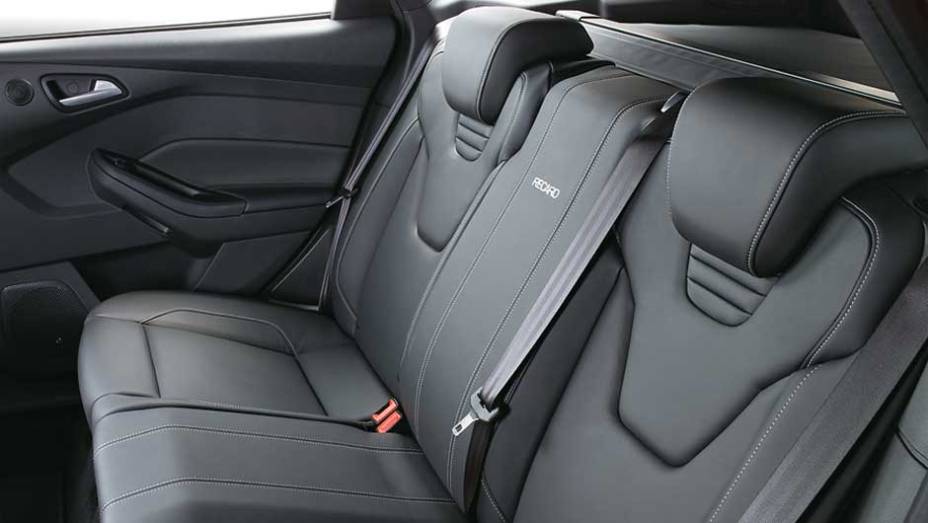 Lugar para três, espaço bom para dois | <a href="https://beta-develop.quatrorodas.abril.com.br/carros/impressoes/ford-focus-st-696459.shtml" rel="migration">Leia mais</a> Lugar para três, espaço bom para dois | <a href="https://beta-develop.quatrorodas.abril.com.br/carros/impressoes/ford-focus-st-696459.shtml" rel="migration">Leia mais</a>