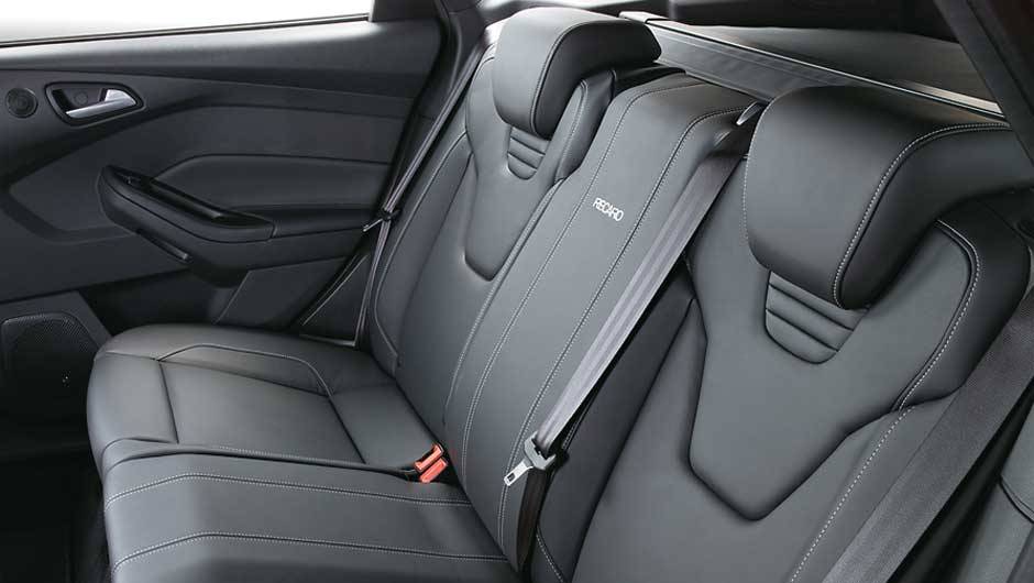 Lugar para três, espaço bom para dois | <a href="https://beta-develop.quatrorodas.abril.com.br/carros/impressoes/ford-focus-st-696459.shtml" rel="migration">Leia mais</a> Lugar para três, espaço bom para dois | <a href="https://beta-develop.quatrorodas.abril.com.br/carros/impressoes/ford-focus-st-696459.shtml" rel="migration">Leia mais</a>