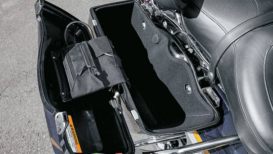 Alforjes rígidos com forro antirruído e travas | <a href="https://beta-develop.quatrorodas.abril.com.br/moto/testes/h-d-ultra-classic-electra-glide-cvo-x-electra-glide-ultra-limited-702283.shtml" rel="migration">Leia mais</a> Alforjes rígidos com forro antirruído e travas | <a href="https://beta-develop.quatrorodas.abril.com.br/moto/testes/h-d-ultra-classic-electra-glide-cvo-x-electra-glide-ultra-limited-702283.shtml" rel="migration">Leia mais</a>