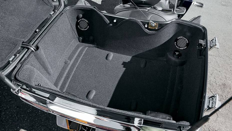 Top case da CVO: operado por controle remoto | <a href="https://beta-develop.quatrorodas.abril.com.br/moto/testes/h-d-ultra-classic-electra-glide-cvo-x-electra-glide-ultra-limited-702283.shtml" rel="migration">Leia mais</a> Top case da CVO: operado por controle remoto | <a href="https://beta-develop.quatrorodas.abril.com.br/moto/testes/h-d-ultra-classic-electra-glide-cvo-x-electra-glide-ultra-limited-702283.shtml" rel="migration">Leia mais</a>