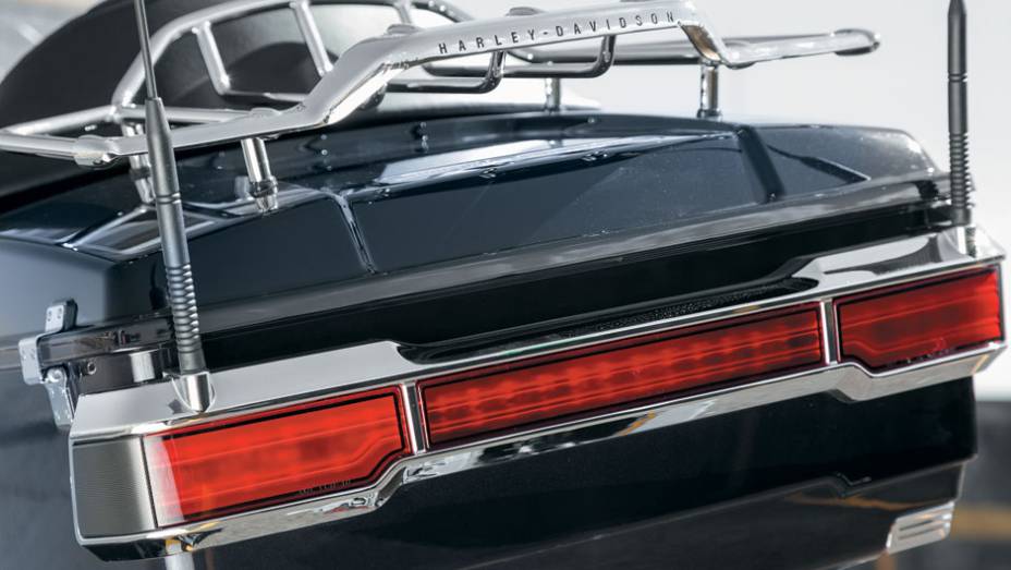 O top case da Ultra CVO tem luzes de leds... | <a href="https://beta-develop.quatrorodas.abril.com.br/moto/testes/h-d-ultra-classic-electra-glide-cvo-x-electra-glide-ultra-limited-702283.shtml" rel="migration">Leia mais</a> O top case da Ultra CVO tem luzes de leds... | <a href="https://beta-develop.quatrorodas.abril.com.br/moto/testes/h-d-ultra-classic-electra-glide-cvo-x-electra-glide-ultra-limited-702283.shtml" rel="migration">Leia mais</a>