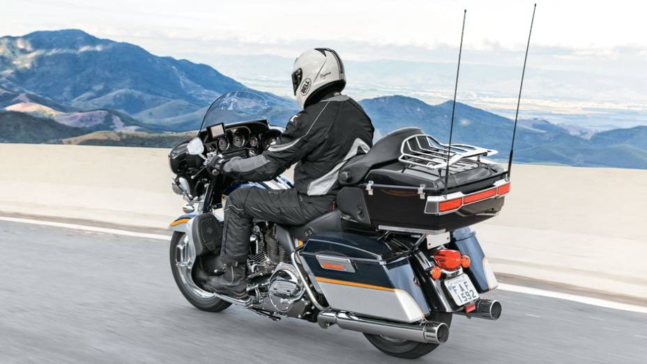 Conforto supremo, visual impressionante e vocação estradeira | <a href="https://beta-develop.quatrorodas.abril.com.br/moto/testes/h-d-ultra-classic-electra-glide-cvo-x-electra-glide-ultra-limited-702283.shtml" rel="migration">Leia mais</a> Conforto supremo, visual impressionante e vocação estradeira | <a href="https://beta-develop.quatrorodas.abril.com.br/moto/testes/h-d-ultra-classic-electra-glide-cvo-x-electra-glide-ultra-limited-702283.shtml" rel="migration">Leia mais</a>