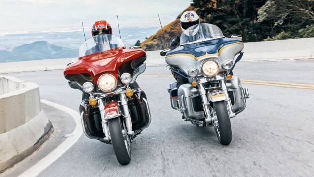 Faróis auxiliares em ambas versões e para-brisas fixos | <a href="https://beta-develop.quatrorodas.abril.com.br/moto/testes/h-d-ultra-classic-electra-glide-cvo-x-electra-glide-ultra-limited-702283.shtml" rel="migration">Leia mais</a> Faróis auxiliares em ambas versões e para-brisas fixos | <a href="https://beta-develop.quatrorodas.abril.com.br/moto/testes/h-d-ultra-classic-electra-glide-cvo-x-electra-glide-ultra-limited-702283.shtml" rel="migration">Leia mais</a>