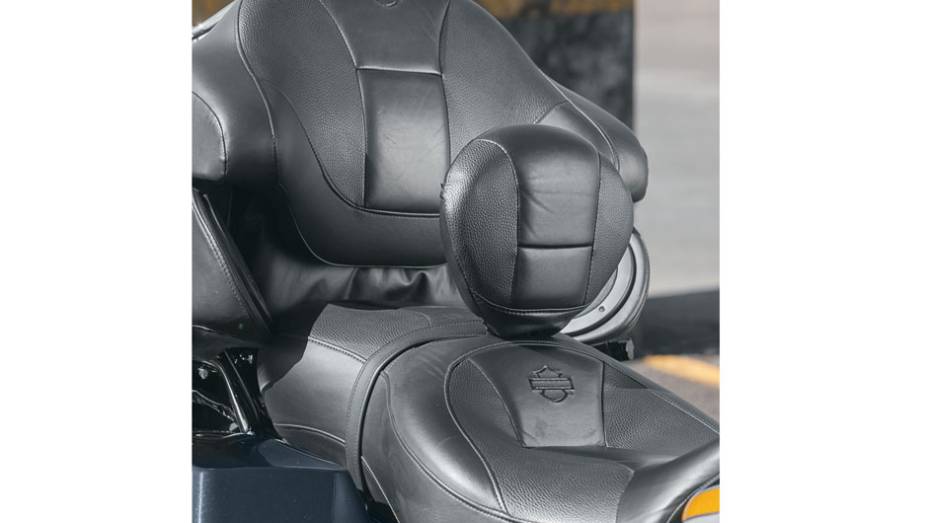 Banco de couro com 2 encostos: para horas | <a href="https://beta-develop.quatrorodas.abril.com.br/moto/testes/h-d-ultra-classic-electra-glide-cvo-x-electra-glide-ultra-limited-702283.shtml" rel="migration">Leia mais</a> Banco de couro com 2 encostos: para horas | <a href="https://beta-develop.quatrorodas.abril.com.br/moto/testes/h-d-ultra-classic-electra-glide-cvo-x-electra-glide-ultra-limited-702283.shtml" rel="migration">Leia mais</a>