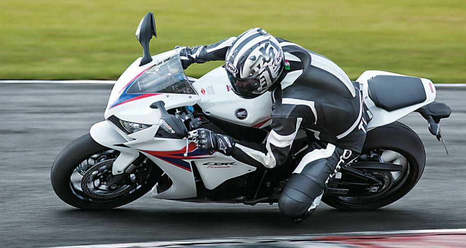 Maneabilidade e inversões de curva são seus pontos altos | <a href="https://beta-develop.quatrorodas.abril.com.br/moto/testes/honda-cbr-1000-rr-701591.shtml" rel="migration">Leia mais</a> Maneabilidade e inversões de curva são seus pontos altos | <a href="https://beta-develop.quatrorodas.abril.com.br/moto/testes/honda-cbr-1000-rr-701591.shtml" rel="migration">Leia mais</a>