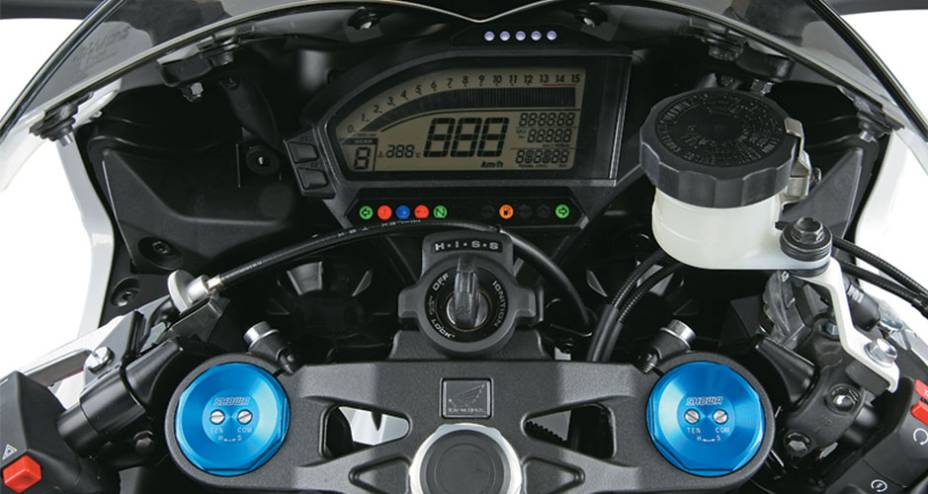O painel perdeu o conta-giros de ponteiro e tornou-se inteiramente digital, com visor LCD | <a href="https://beta-develop.quatrorodas.abril.com.br/moto/testes/honda-cbr-1000-rr-701591.shtml" rel="migration">Leia mais</a> O painel perdeu o conta-giros de ponteiro e tornou-se inteiramente digital, com visor LCD | <a href="https://beta-develop.quatrorodas.abril.com.br/moto/testes/honda-cbr-1000-rr-701591.shtml" rel="migration">Leia mais</a>