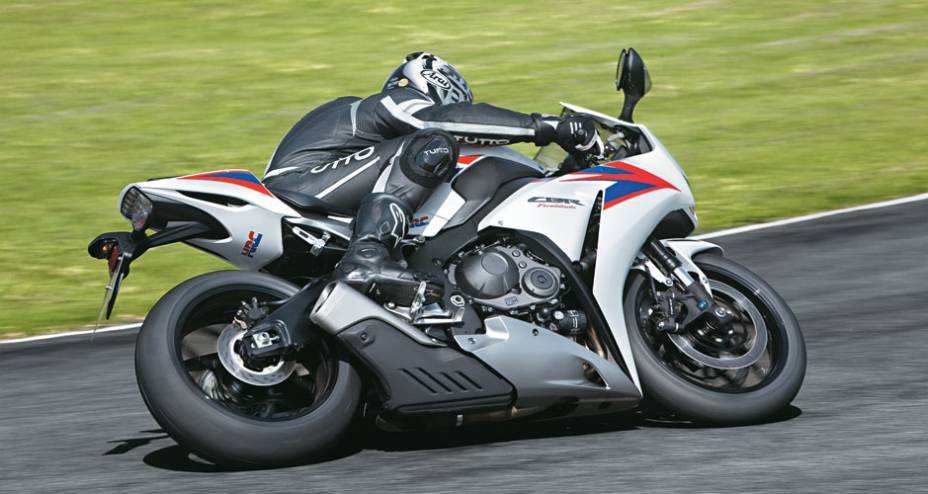 Uma superesportiva de 1000 CC com comportamento de 600 | <a href="https://beta-develop.quatrorodas.abril.com.br/moto/testes/honda-cbr-1000-rr-701591.shtml" rel="migration">Leia mais</a>