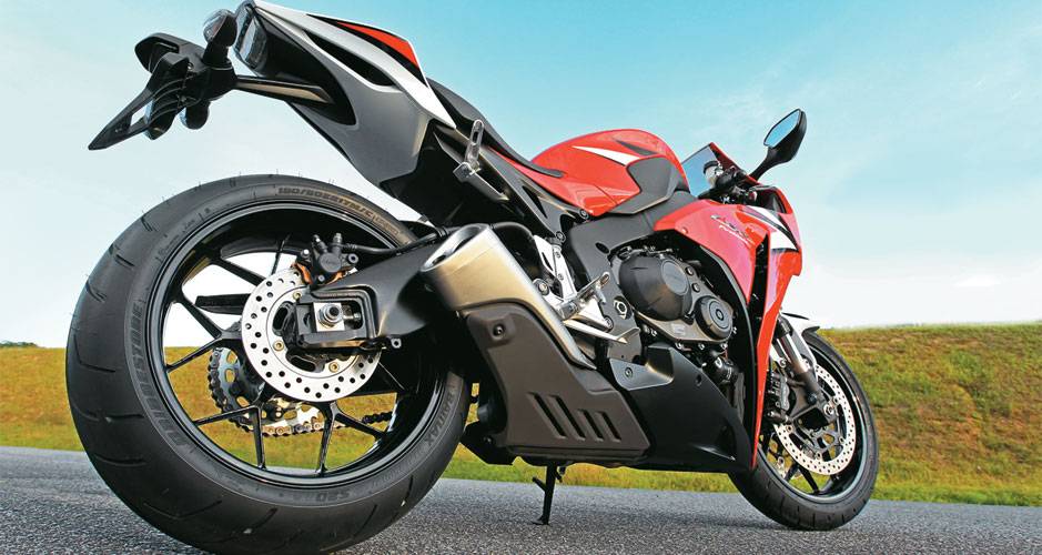 Roda bem leve e escape curto, sob a moto | <a href="https://beta-develop.quatrorodas.abril.com.br/moto/testes/honda-cbr-1000-rr-701591.shtml" rel="migration">Leia mais</a> Roda bem leve e escape curto, sob a moto | <a href="https://beta-develop.quatrorodas.abril.com.br/moto/testes/honda-cbr-1000-rr-701591.shtml" rel="migration">Leia mais</a>
