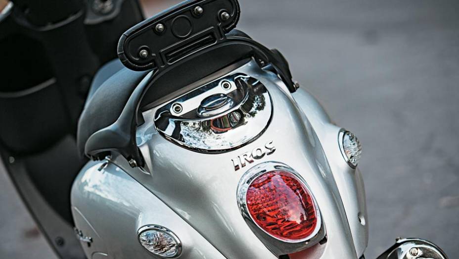 Tampa do tanque é atrás, com chave; luzes têm molduras cromadas | <a href="https://beta-develop.quatrorodas.abril.com.br/moto/testes/iros-vintage-150-700576.shtml" rel="migration">Leia mais</a> Tampa do tanque é atrás, com chave; luzes têm molduras cromadas | <a href="https://beta-develop.quatrorodas.abril.com.br/moto/testes/iros-vintage-150-700576.shtml" rel="migration">Leia mais</a>