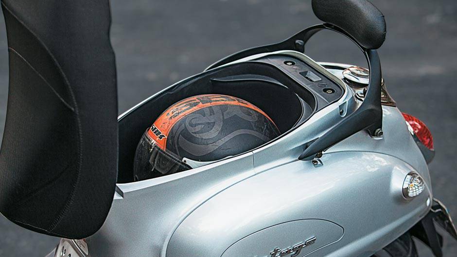 Espaço para um capacete sob o banco e inscrições nos para-lamas | <a href="https://beta-develop.quatrorodas.abril.com.br/moto/testes/iros-vintage-150-700576.shtml" rel="migration">Leia mais</a> Espaço para um capacete sob o banco e inscrições nos para-lamas | <a href="https://beta-develop.quatrorodas.abril.com.br/moto/testes/iros-vintage-150-700576.shtml" rel="migration">Leia mais</a>