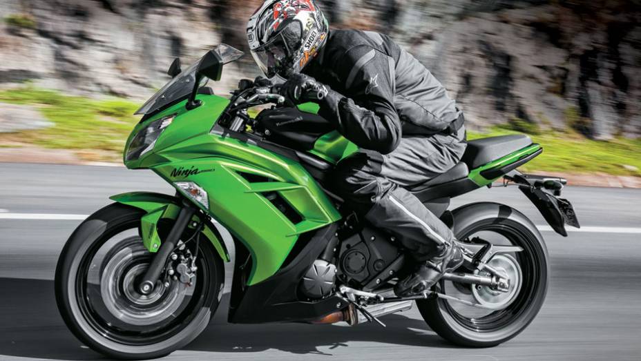 Mesmo sob a carenagem, a ergonomia é boa | <a href="https://beta-develop.quatrorodas.abril.com.br/moto/testes/kawasaki-ninja-650-702413.shtml" rel="migration">Leia mais</a>